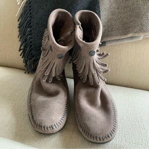 MINNETONKA HIGH TOP FRINGE MOCCASIN BOOTS SHOES